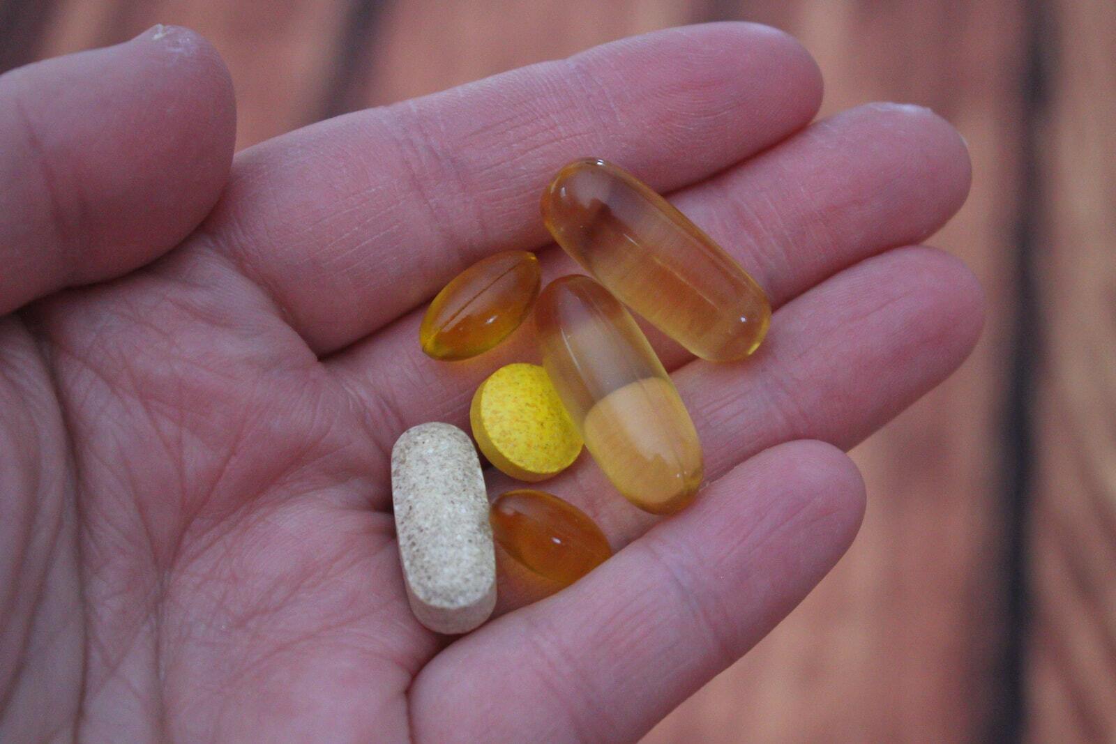 main dans laquelle il y a des comprimés vitaminés